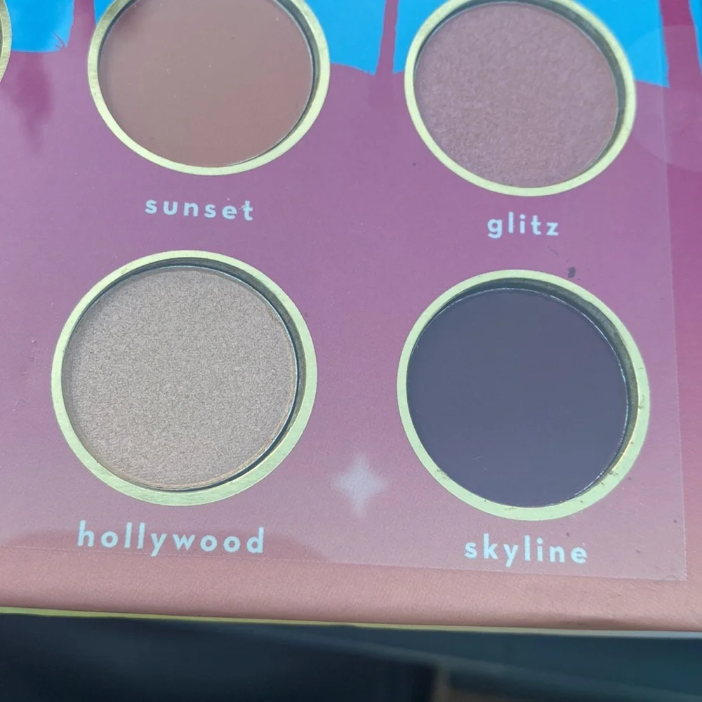 CRÈME HOLLYWOOD DREAM CITY EYESHADOW PALETTE. BEAUTIFUL COLORS WITH FUN NAMES - Picture 8 of 9